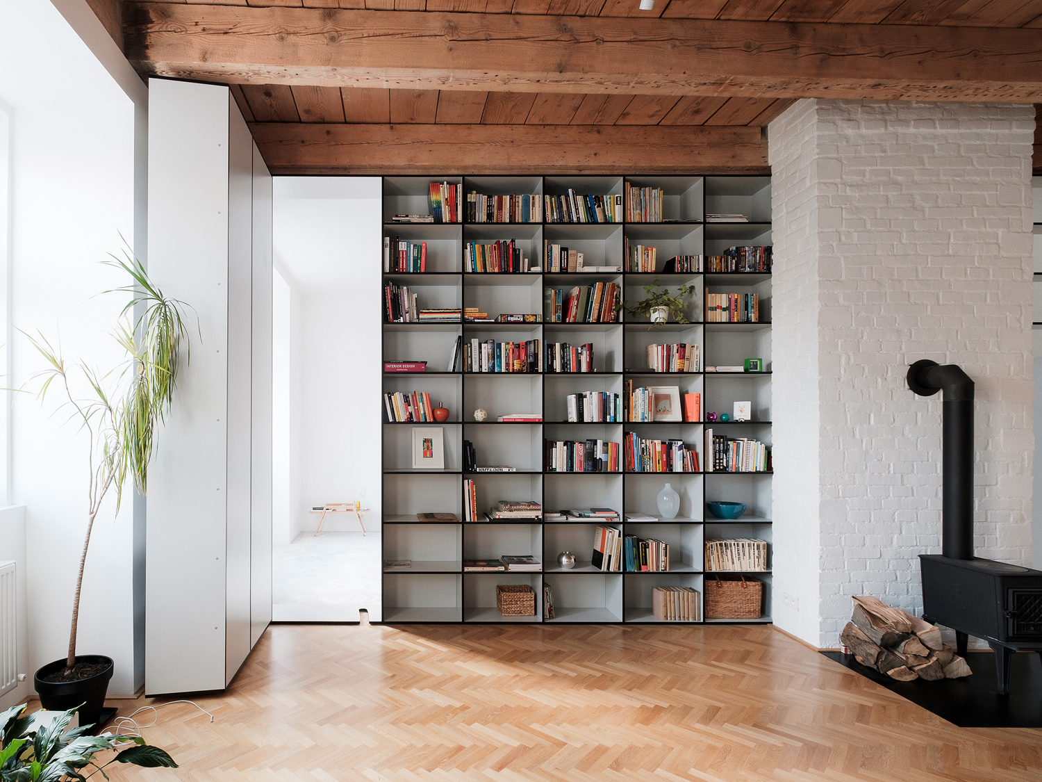 20 idee per scegliere una libreria a parete livingcorriere for Libreria soggiorno design