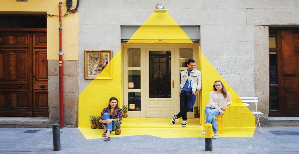 L'illusione luminosa creata con il nastro adesivo giallo all'ingresso di un ristorante di Madrid
