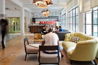 A Londra i nuovi uffici di Asos: grandi ambienti informali e colorati, spazi per l'incontro e angoli relax. Un progetto dello studio di architettura inglese MoreySmith