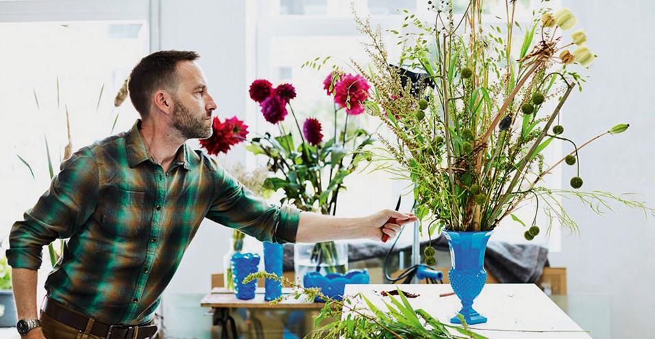 Frank Bruggeman crea con dalie, gigli e tulipani. Ma soprattutto con piante trovate sul ciglio della strada. «Sono artista e designer», dice. La sua firma è il blu
