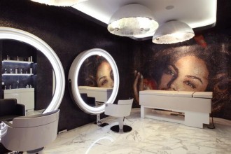 Uno spazio dedicato a bellezza e benessere. Tredici vetrine e 1000 mq di marmo bianco di Carrara in Corso Europa 7 a Milano. È il nuovo atelier Aldo Coppolaaldocoppola.it