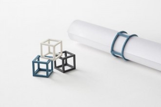 ELASTICI A CUBObande elastiche tridimensionali. La forma geometrica rende le bande più facile da trovare e raccogliere dai cassetti