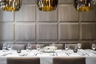 Arte e design per il nuovo cinque stelle, progettato nel segno del comfort e dell'eleganzaNell'immagine, un tavolo del George Restaurant
