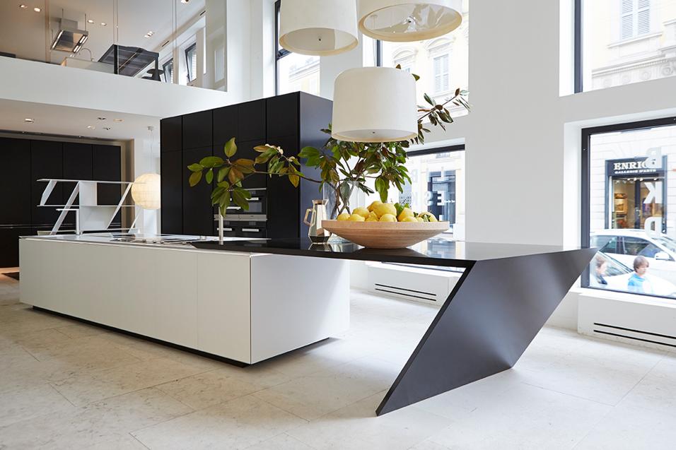 Prodotti per la cucina e la casa che propongono una concezione fortemente architettonica del design. Firmati Daniel Libeskind.Una cucina firmata da Daniel Libeskind