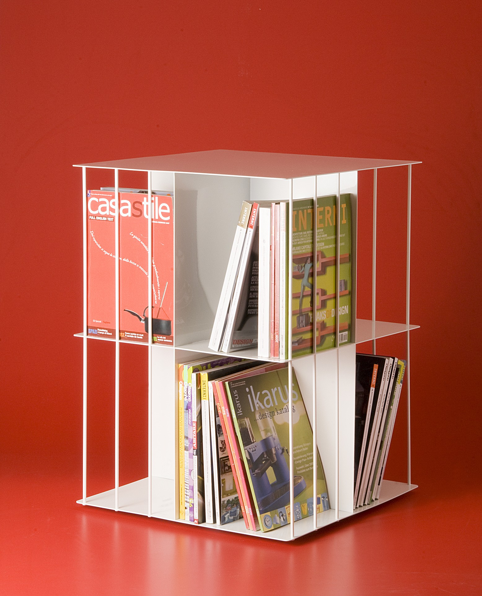 Mini libreria per la mansarda: mensole in composizione geometrica - Cose di  Casa