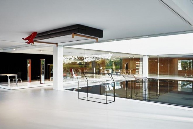 Il designer israeliano allestisce il padiglione Glass Cube dell'azienda lombardaE il divano va a soffitto