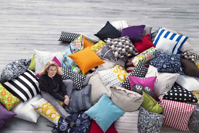 Soffici e iper decorativi, con i loro colori e pattern i cuscini per divani (e non solo) cambiano l’atmosfera della casa. Ecco 20 modelli di design I CUSCINI DI IKEA
