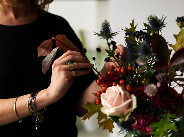 Da Londra la florist designer Nik Southern, titolare del negozio più apprezzato del momento, prepara un bouquet selvatico di foglie e bacche autunnali. Guest star: la rosa Sweet Avalanche