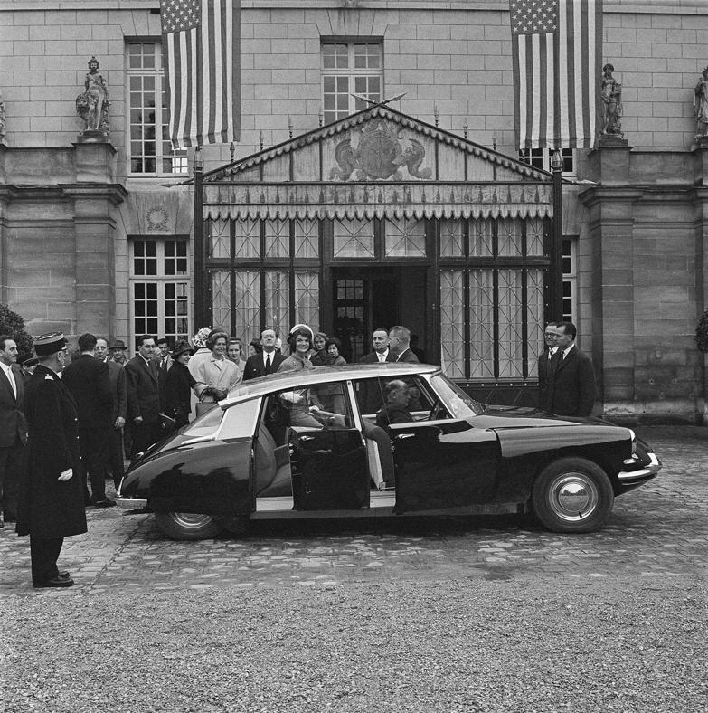 Presentata la prima volta nel 1955 al Salone di Parigi, l'auto con le sue forme ha cambiato un'epoca. E ancora oggi è un'icona di stile