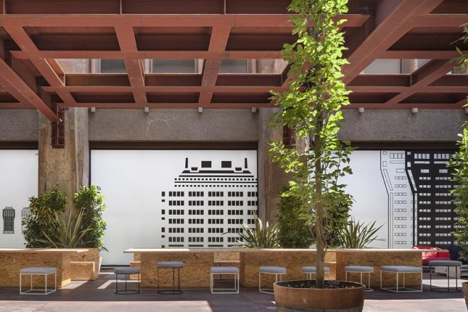 Piero Lissoni  firma il progetto per un nuovo e suggestivo spazio urbano. Protagonista la collezione outdoor Living Divani milaneseUn salotto da esterni