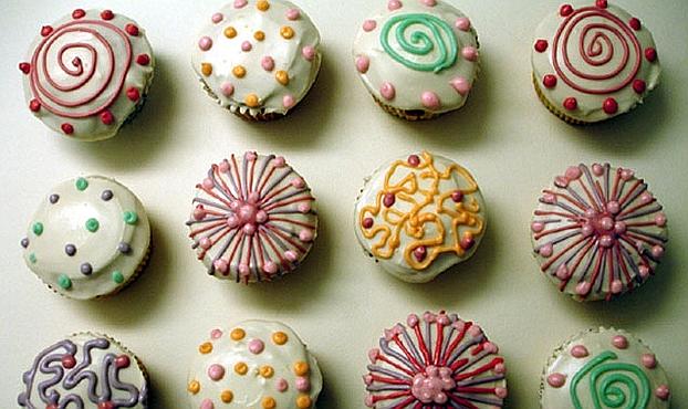 Piccoli cupcakes con design freestyle. Bocconcini mignon coloratissimi per soddisfare vista e gusto