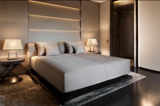 Tutti gli arredi dell’hotel si ispirano alle collezioni Armani/Casa e sono stati realizzati appositamente per l’albergo.