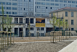 Il modulo giallo di CasaZera inserito nella struttura delle ex Officine Nebiolo di Torino