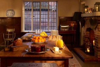 Sul grosso tavolo di legno frutta fresca e marmellate fatte in case per la colazione. Tutto fa pensare ad un ambiente domestico