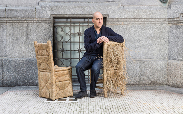Alberto Biagetti con due delle sedie impagliate della serie Vincent