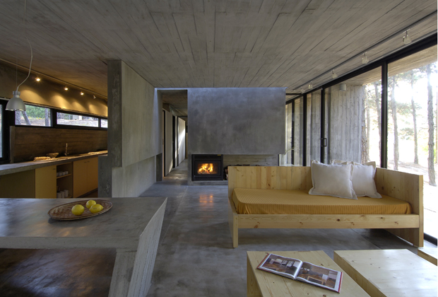 Legno e cemento all'interno: gli arredi sono tutti stati realizzati su disegno appositamente per la casa
