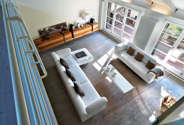 Il pavimento del soggiorno è in legno di abete svedese sbiancato e trattato con olii naturali. I divani sono "Metro²"