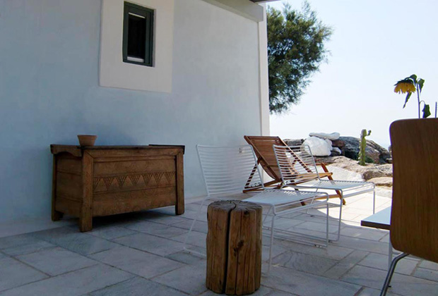 Una vista spettacolare e una posizione isolata caratterizzano la casa delle vacanze di due giovani ateniesi che hanno scelto la perla dell’Egeo come dimora estiva
