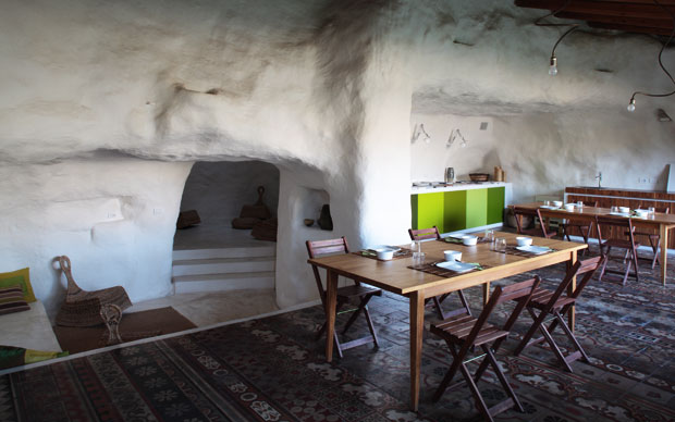 La sala colazione di Casa Talìa con il pavimento in ceramica tipico della zona. Foto di Matteo Cirenei