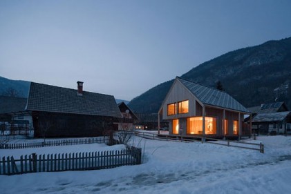Gli architetti sloveni Ofis Arhitekti hanno realizzato una casa per le vacanze rileggendo in chiave contemporanea lo stile tradizionale