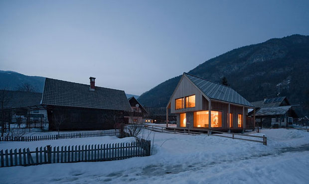 Gli architetti sloveni Ofis Arhitekti hanno realizzato una casa per le vacanze rileggendo in chiave contemporanea lo stile tradizionale