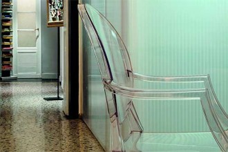 Poltroncina “Victoria Ghost” di Philippe Starck per Kartell