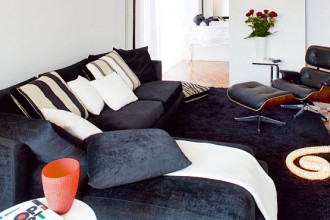 L'ampio living accoglie il divano Long Island in cotone rasato (Flexform) e la chaise longue con pouf di Vitra