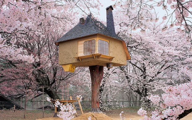 La casa sull'albero Teahouse Tetsu è stata creata da Terunobu Fujimori a Hokuto City