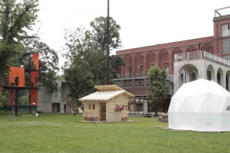 Case di emergenza nel giardino della Triennale a Milano in occasione della mostra Casa per tutti