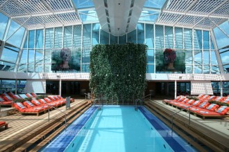 Una delle piscine della nave Celebrity Silhouette e il solarium adiacente al centro benessere