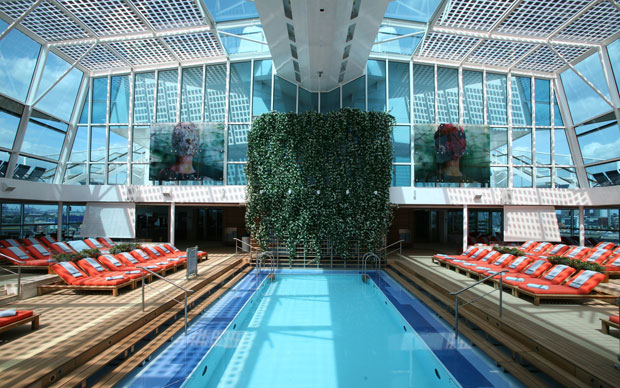Una delle piscine della nave Celebrity Silhouette e il solarium adiacente al centro benessere
