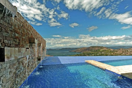 La piscina a sfi oro di casa Ciel Azul