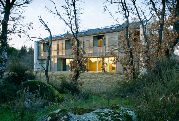 Casa Fuji è un’abitazione unifamiliare a 40 km da Madrid progettata secondo i criteri dell’architettura bioclimatica