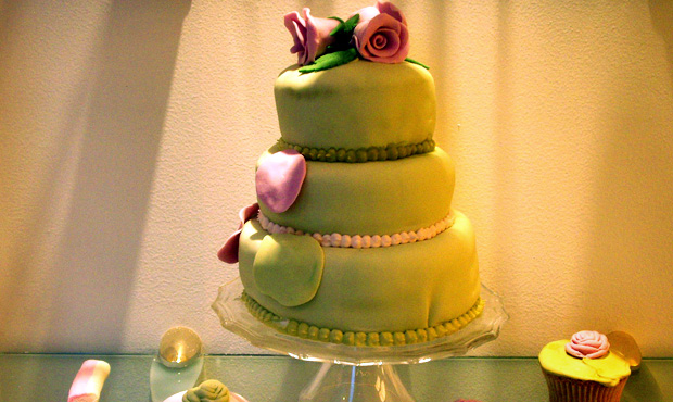 Una splendida torta a tre piani con “topping” verde di zucchero fondente inglese