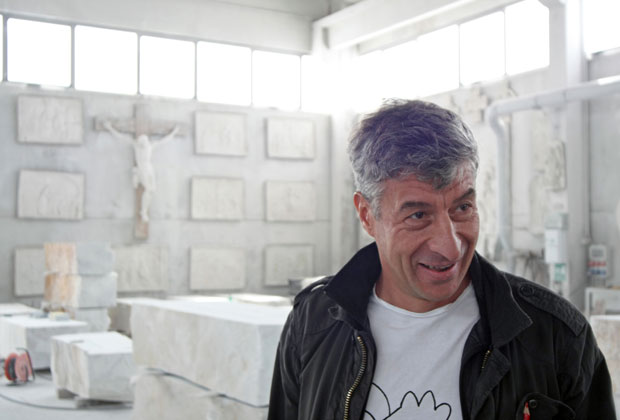 Uno dei protagonisti della Biennale di Scultura di Carrara è il noto artista italiano Maurizio Cattelan
