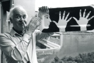 Piero Fornasetti (1913–1988) con il vassoio “Marameo”
