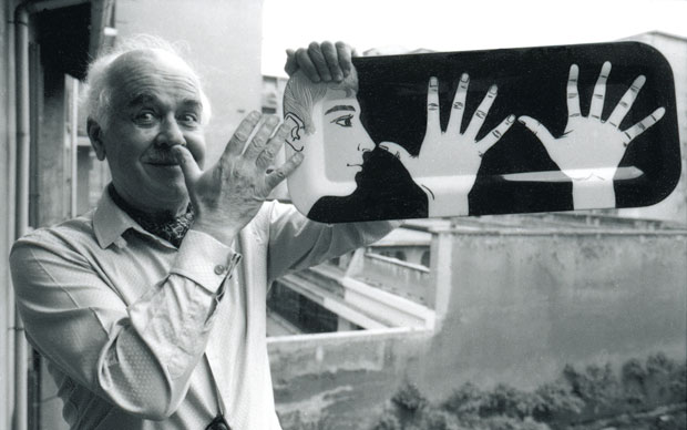 Piero Fornasetti (1913–1988) con il vassoio “Marameo”
