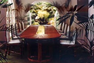 Porta la firma di Gabriella Crespi il tavolo Rising Sun in bambù e ottone