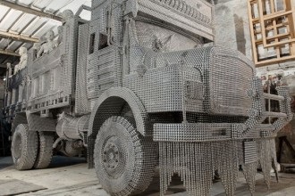 Tondini di alluminio formano il mastodontico camion Valay Shende. E’ Transit simbolo di Metropoli Deflagranti
