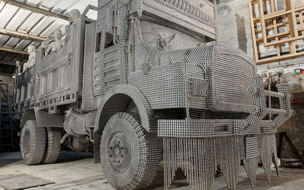 Tondini di alluminio formano il mastodontico camion Valay Shende. E’ Transit simbolo di Metropoli Deflagranti