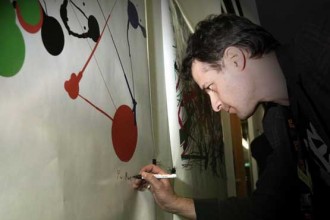 Miltos Manetas firma uno dei suoi lavori ispirati all'opera di Jackson Pollock