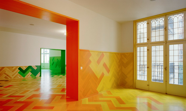 Il cambio di colore segna il passaggio tra una stanza e l'altra nell'appartamento ristrutturato a Stoccolma dagli architetti svedesi Tham & Videgård Hansson