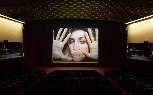 Nella grande e suggestiva sala dell'ex cinema Manzoni di Milano