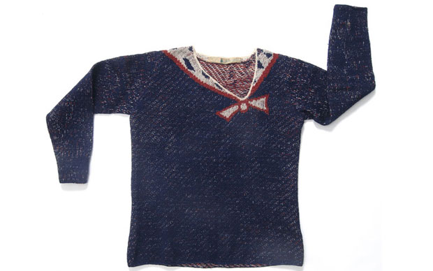 Il maglione lavorato a maglia con motivo trompe-l’œil di Elsa Schiaparelli appartiene alla collezione invernale del 1928 (Parigi). © Les Arts Décoratifs / Foto: Jean Tholance