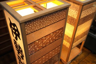 Lampade con Katagami. Da 600 anni le mani di grandi artigiani perforano e incidono una speciale carta con la tecnica del katagami