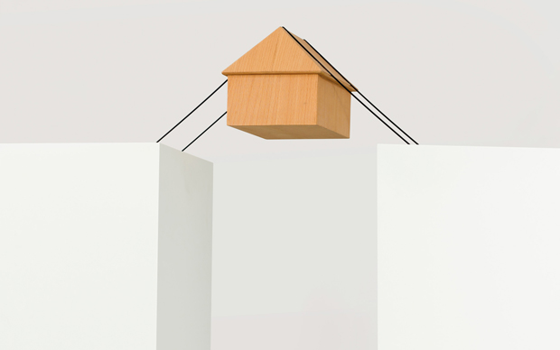 Floating House: una casetta sospesa è una delle opere di Ron Gilad del 2013
