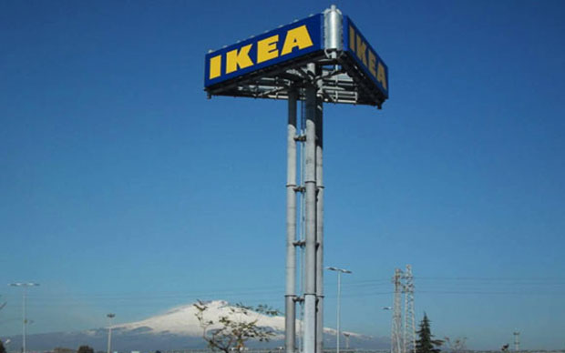 L'insegna del nuovo negozio Ikea con l'Etna sullo sfondo