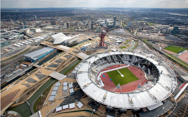 Le emergenze architettoniche di Londra 2012. Sulla sinistra l'edificio di Zaha Hadid; sulla destra il grande stadio.