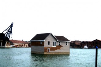 La casa galleggiante dell'artista statunitense Mike Bouchet ancorata nelle acque del Bacino dell'Arsenale. A pochi giorni dall'inaugurazione della Biennale