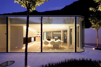 La casa è adagiata sul declivio di una collina sulle sponde del Lago di Lugano